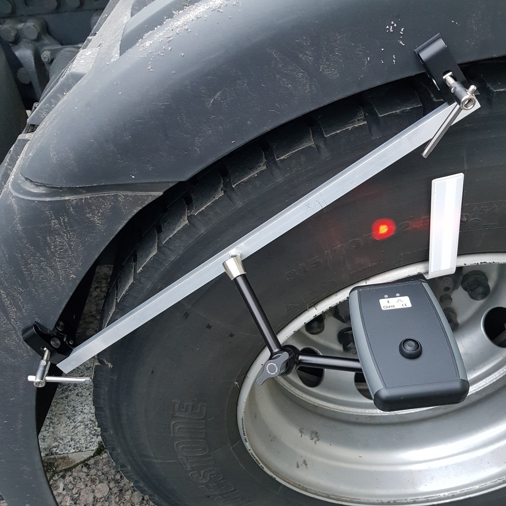Truck rim reflector with magnetic mount